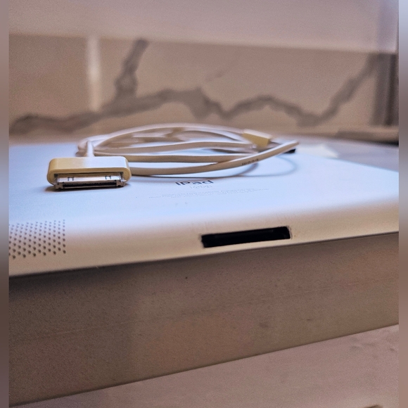 Apple iPad 2 + Charging Cable - Picture 9 of 14